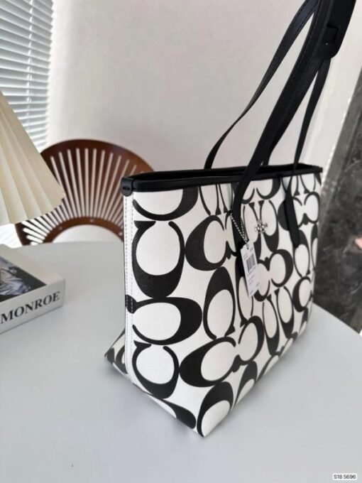 COACH CITY TOTE BAG IN SIGNATURE CANVAS - BLACK & WHITE - Image 3