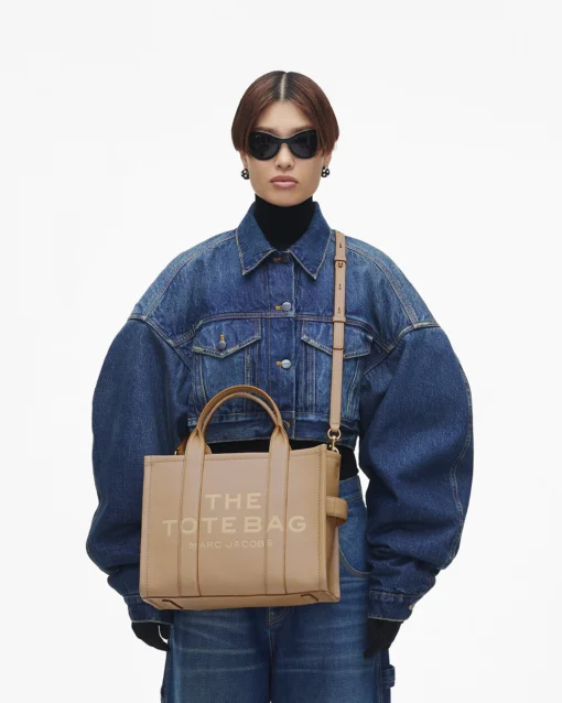 MARC JACOBS THE LEATHER MEDIUM TOTE BAG (CAMEL) - Image 2